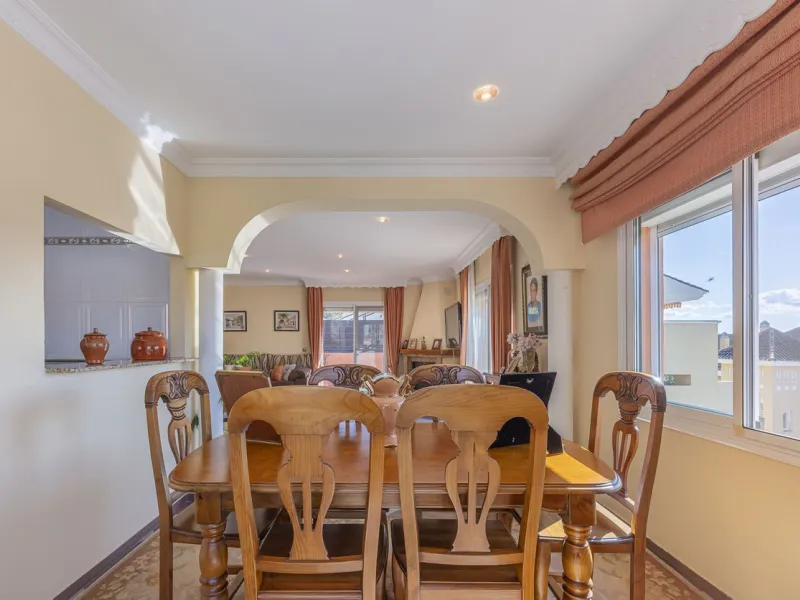 We present an attractive two-storey property combining comfort and functionality, ideal for families or as an investment thanks to the flat on the ground floor ready to rent.