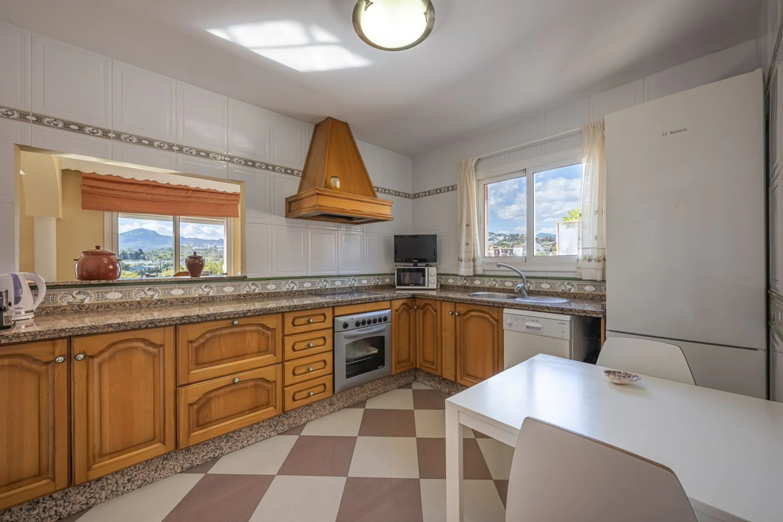We present an attractive two-storey property combining comfort and functionality, ideal for families or as an investment thanks to the flat on the ground floor ready to rent.