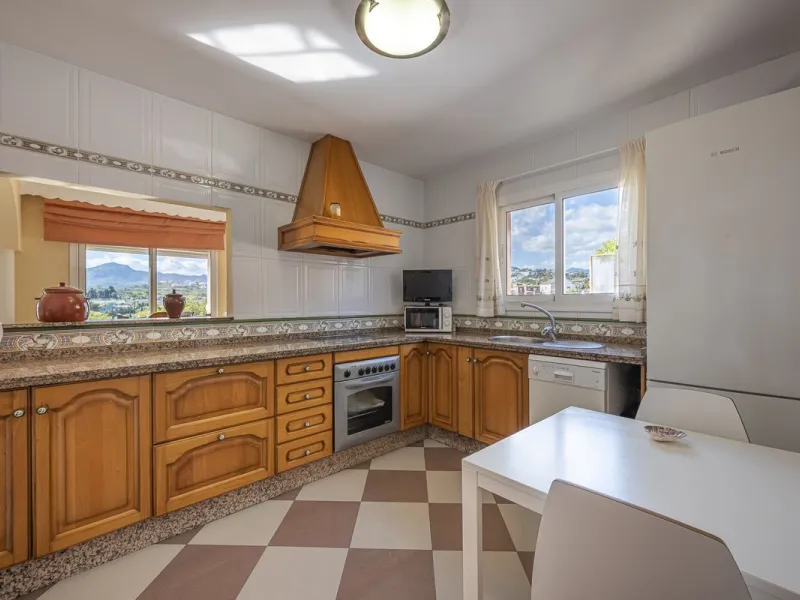 We present an attractive two-storey property combining comfort and functionality, ideal for families or as an investment thanks to the flat on the ground floor ready to rent.