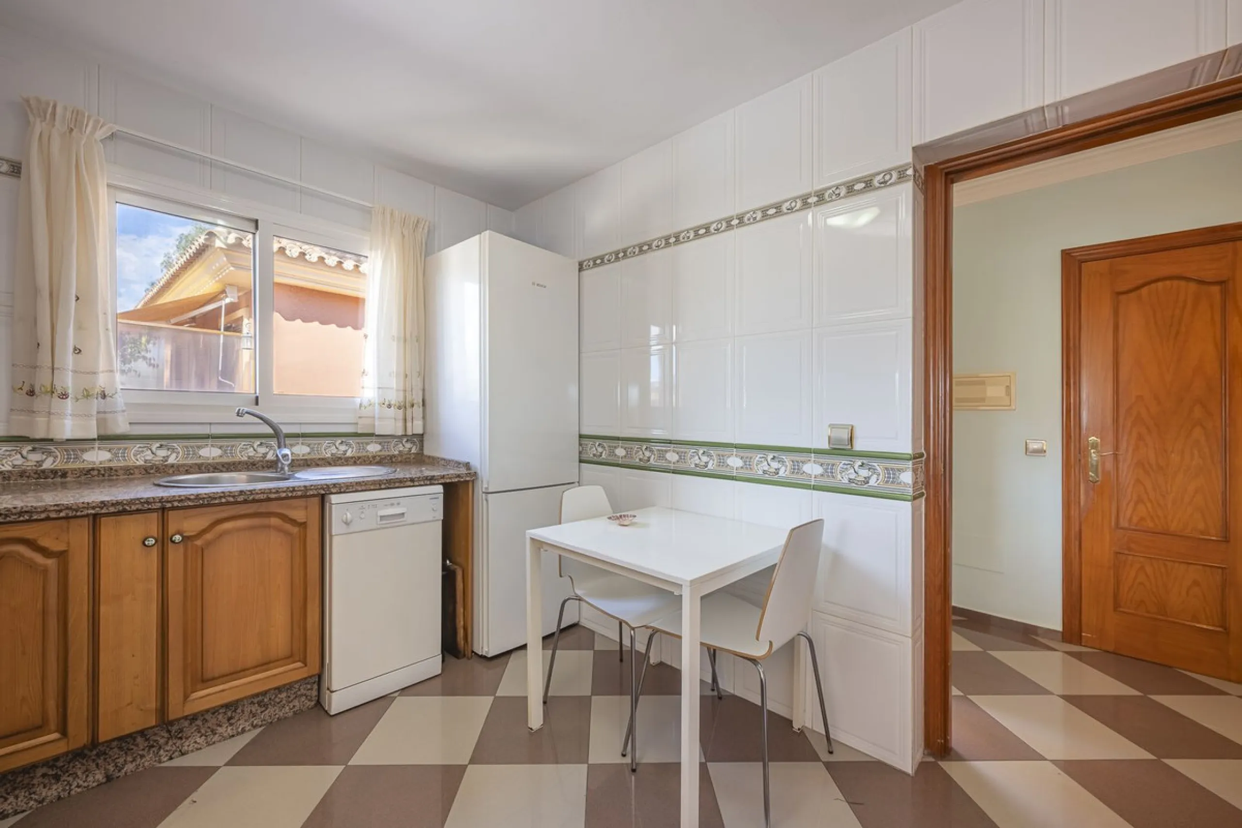 We present an attractive two-storey property combining comfort and functionality, ideal for families or as an investment thanks to the flat on the ground floor ready to rent.