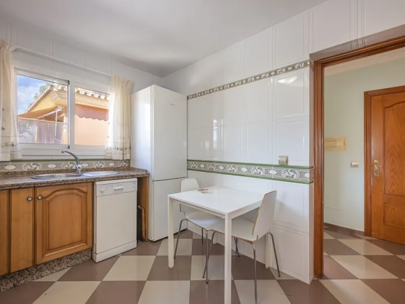 We present an attractive two-storey property combining comfort and functionality, ideal for families or as an investment thanks to the flat on the ground floor ready to rent.