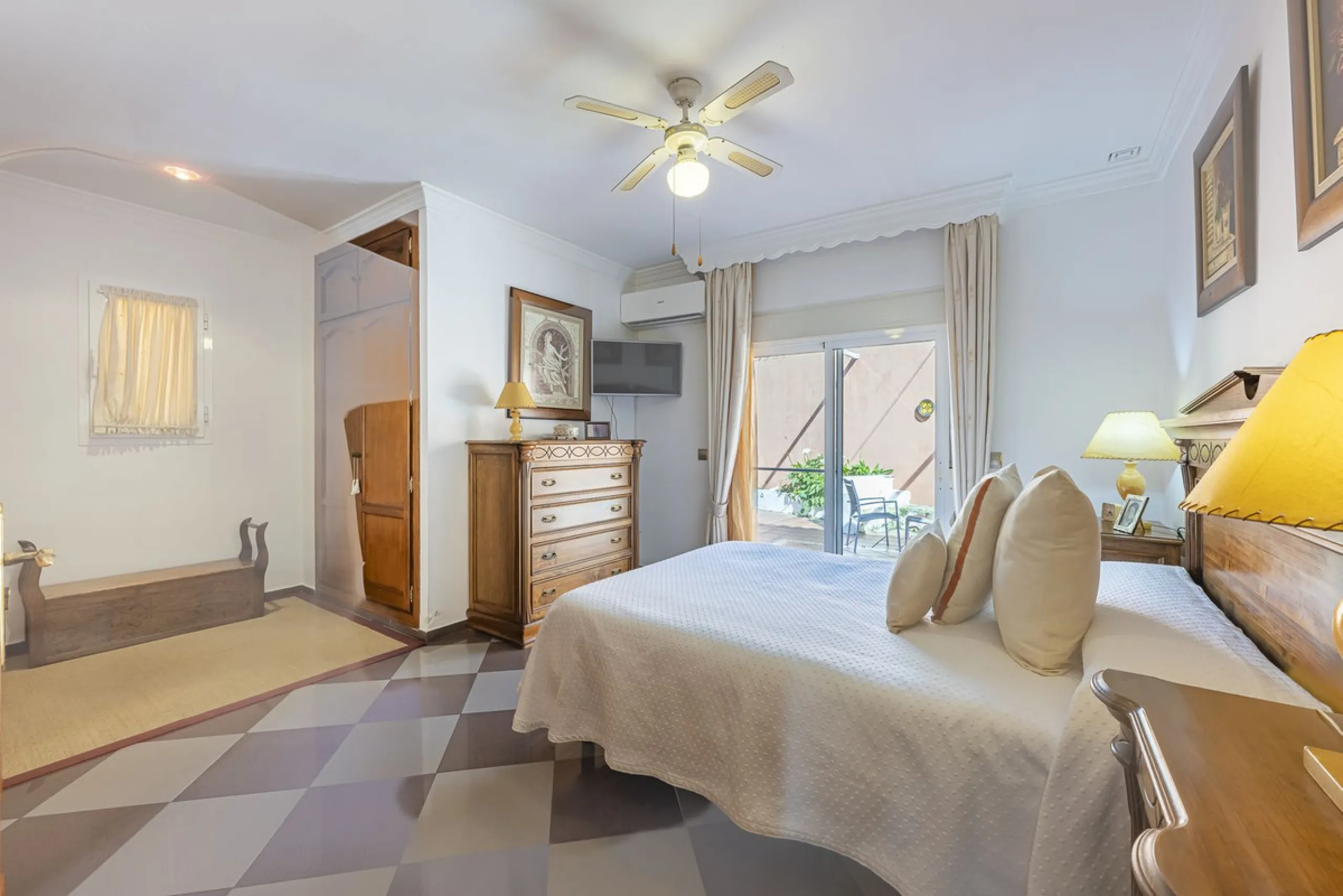 We present an attractive two-storey property combining comfort and functionality, ideal for families or as an investment thanks to the flat on the ground floor ready to rent.