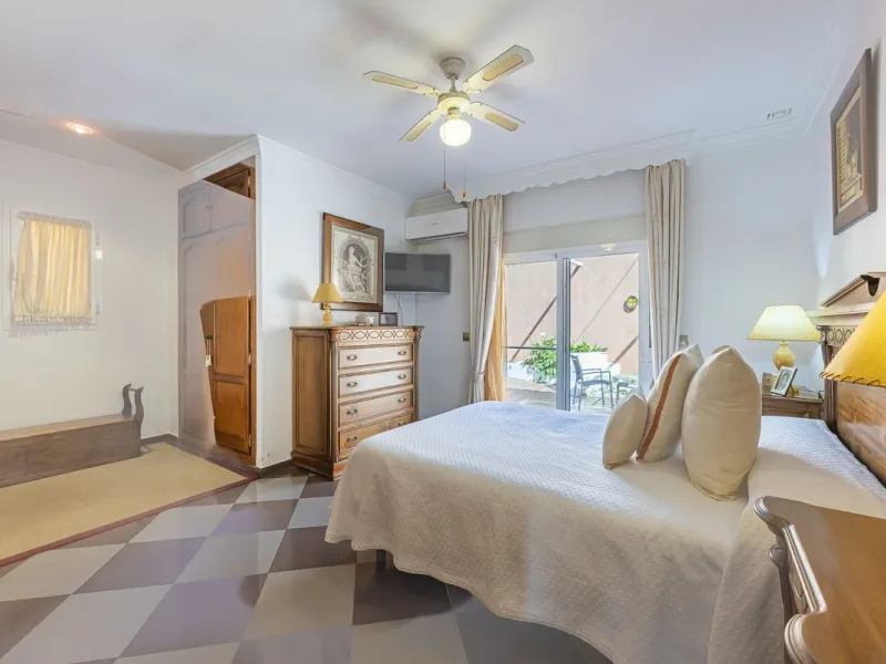 We present an attractive two-storey property combining comfort and functionality, ideal for families or as an investment thanks to the flat on the ground floor ready to rent.