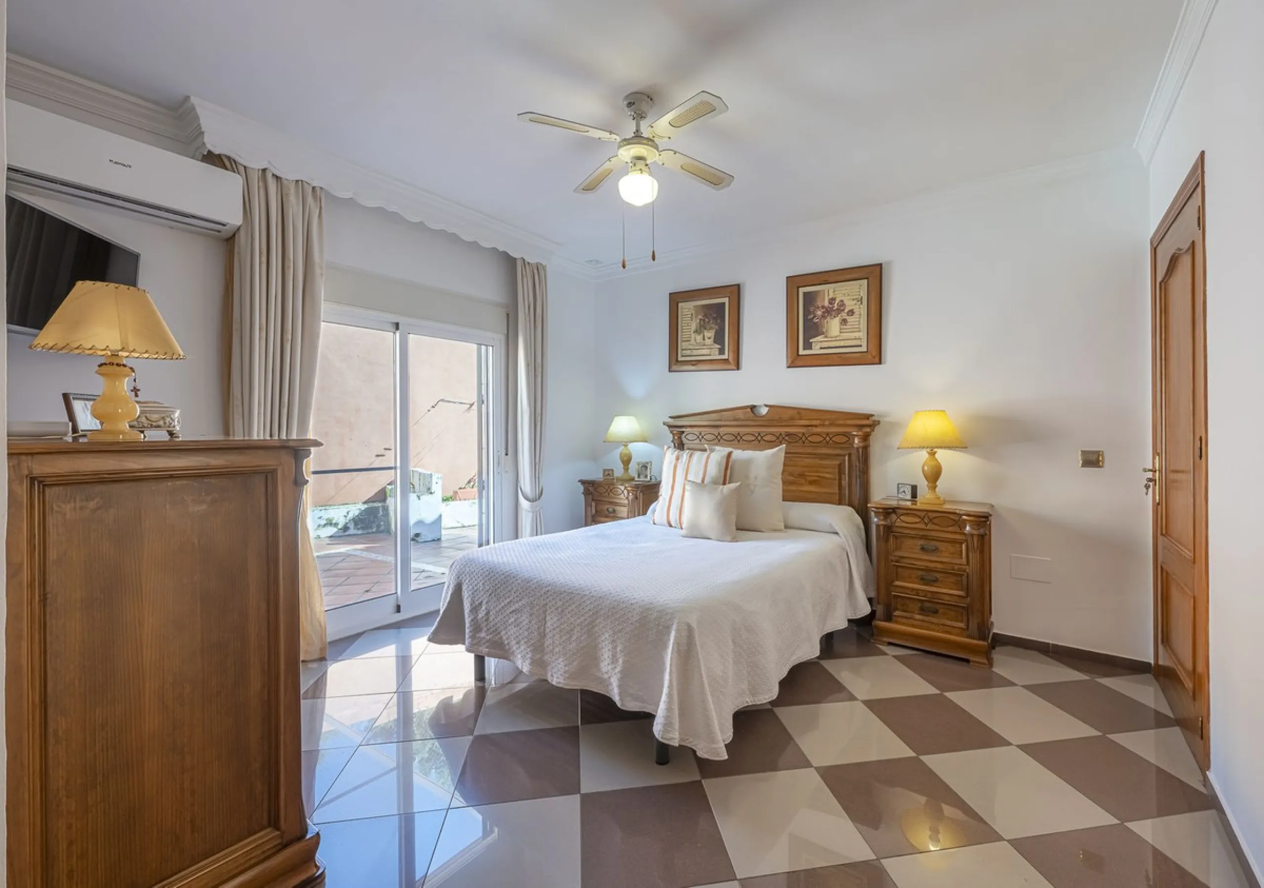 We present an attractive two-storey property combining comfort and functionality, ideal for families or as an investment thanks to the flat on the ground floor ready to rent.