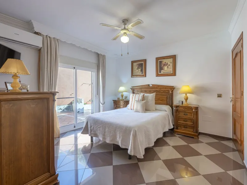 We present an attractive two-storey property combining comfort and functionality, ideal for families or as an investment thanks to the flat on the ground floor ready to rent.
