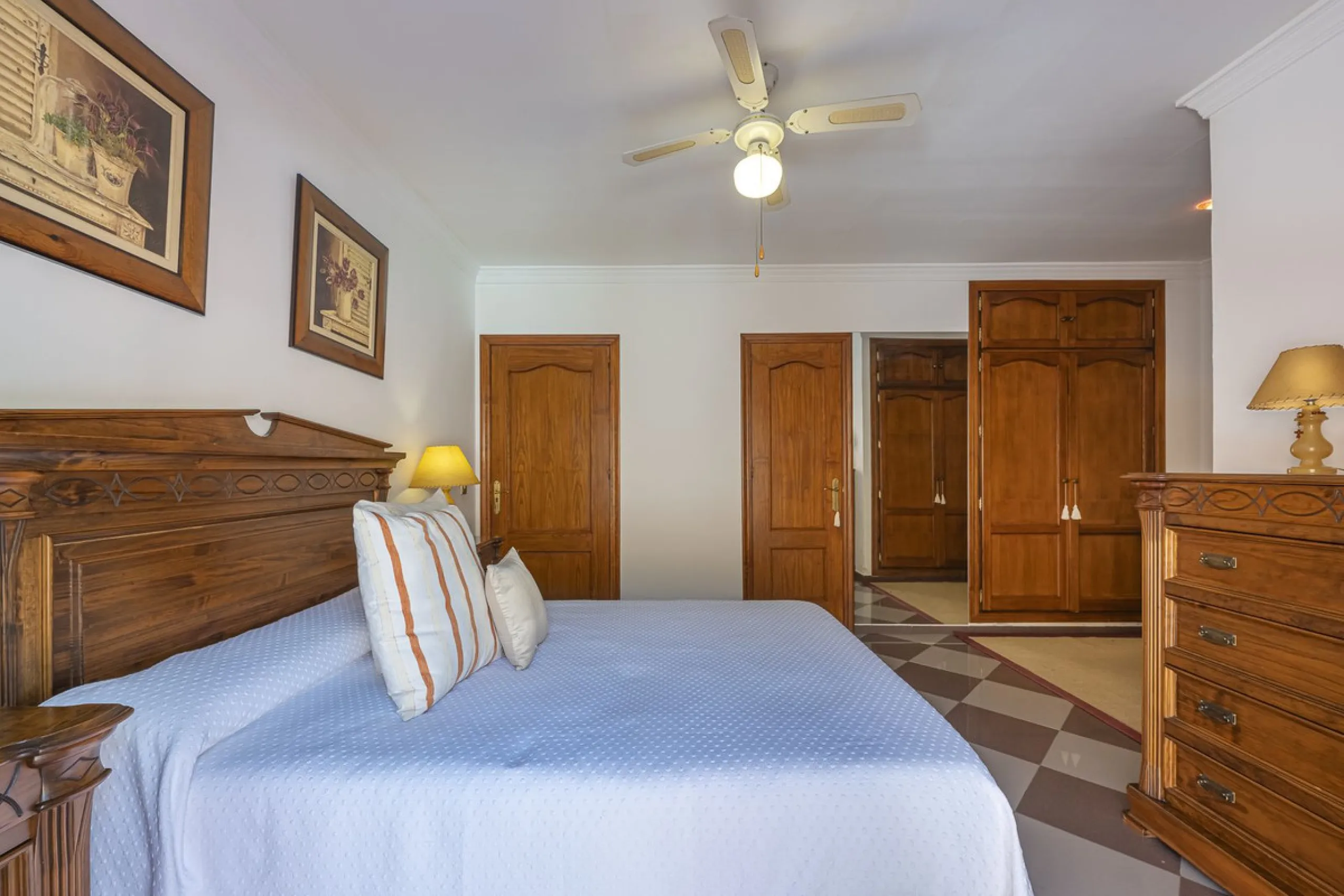 We present an attractive two-storey property combining comfort and functionality, ideal for families or as an investment thanks to the flat on the ground floor ready to rent.