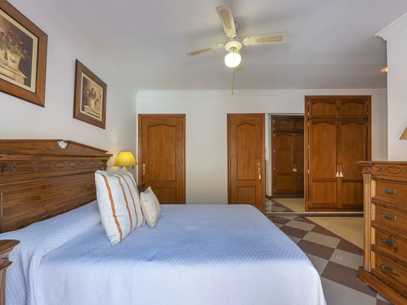 We present an attractive two-storey property combining comfort and functionality, ideal for families or as an investment thanks to the flat on the ground floor ready to rent.