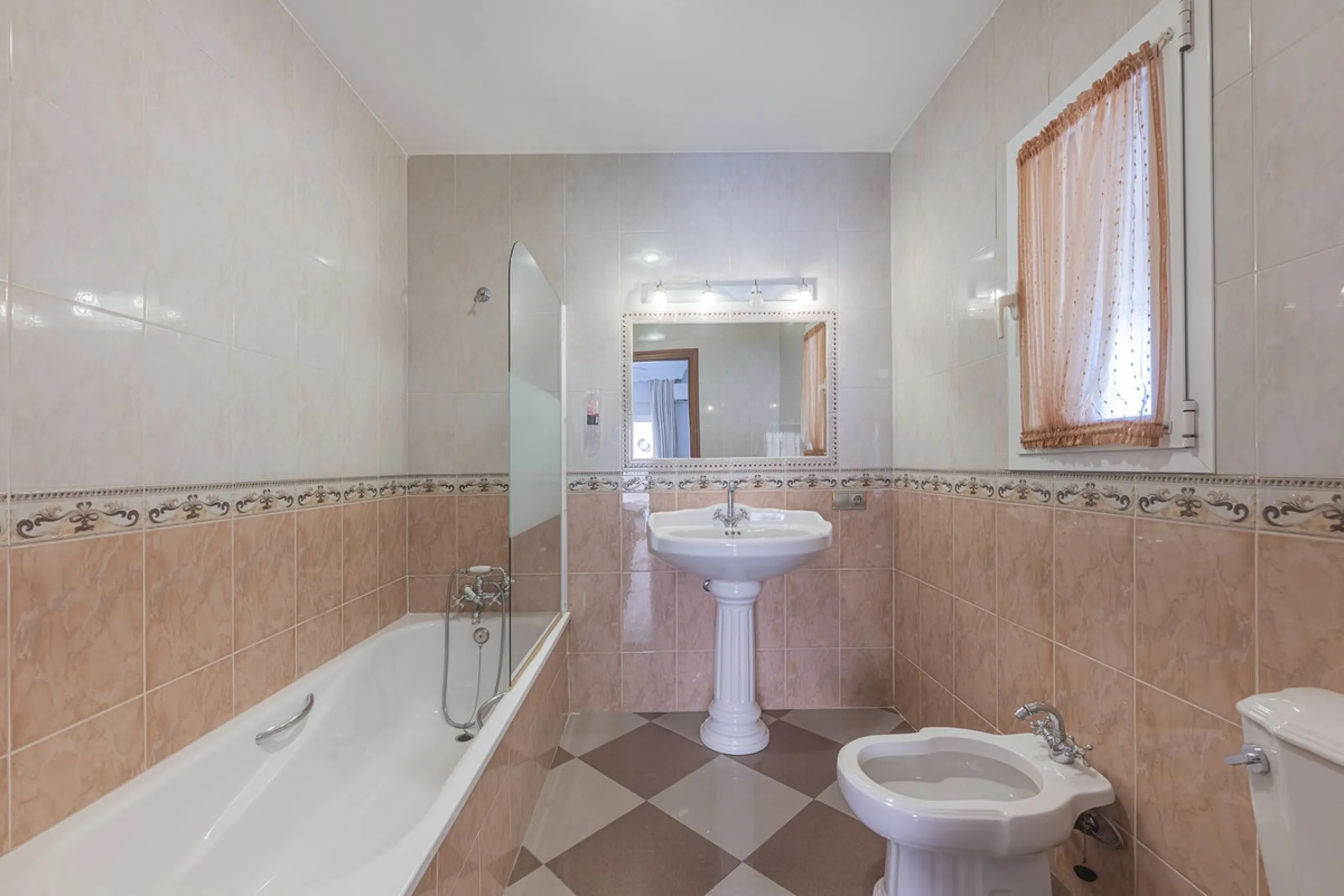 We present an attractive two-storey property combining comfort and functionality, ideal for families or as an investment thanks to the flat on the ground floor ready to rent.
