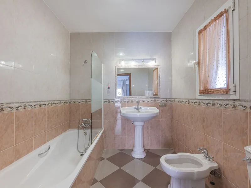 We present an attractive two-storey property combining comfort and functionality, ideal for families or as an investment thanks to the flat on the ground floor ready to rent.