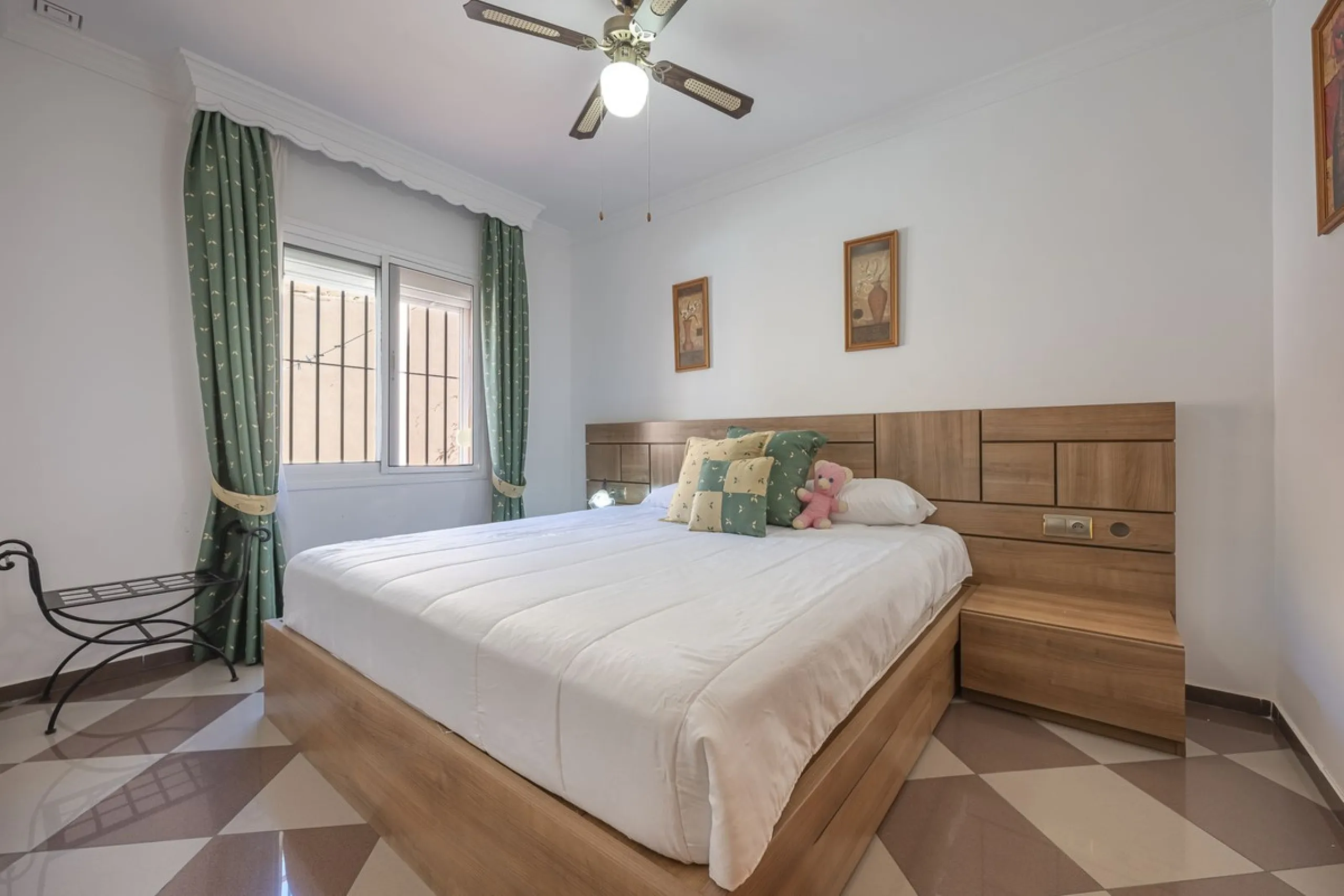 We present an attractive two-storey property combining comfort and functionality, ideal for families or as an investment thanks to the flat on the ground floor ready to rent.
