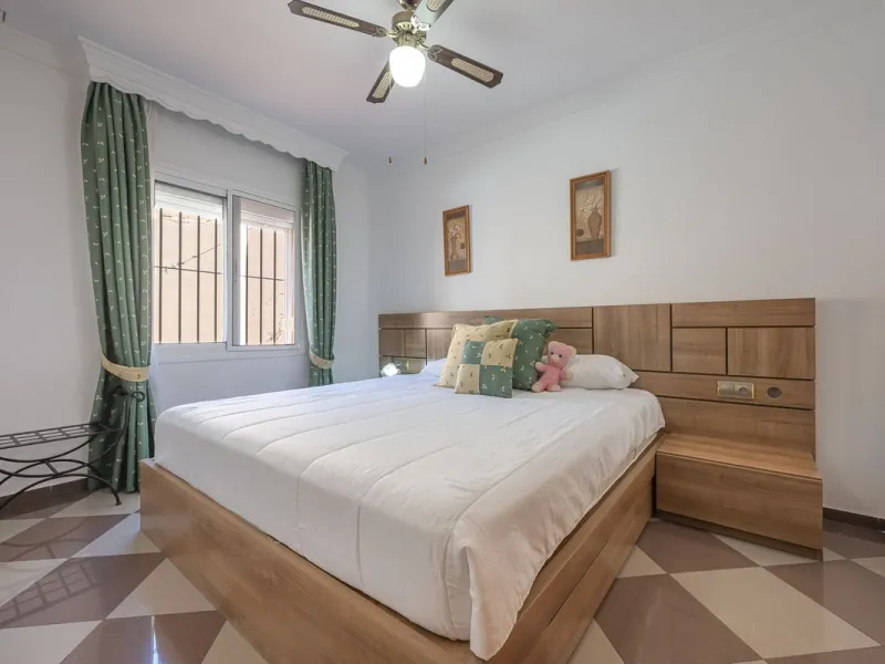 We present an attractive two-storey property combining comfort and functionality, ideal for families or as an investment thanks to the flat on the ground floor ready to rent.