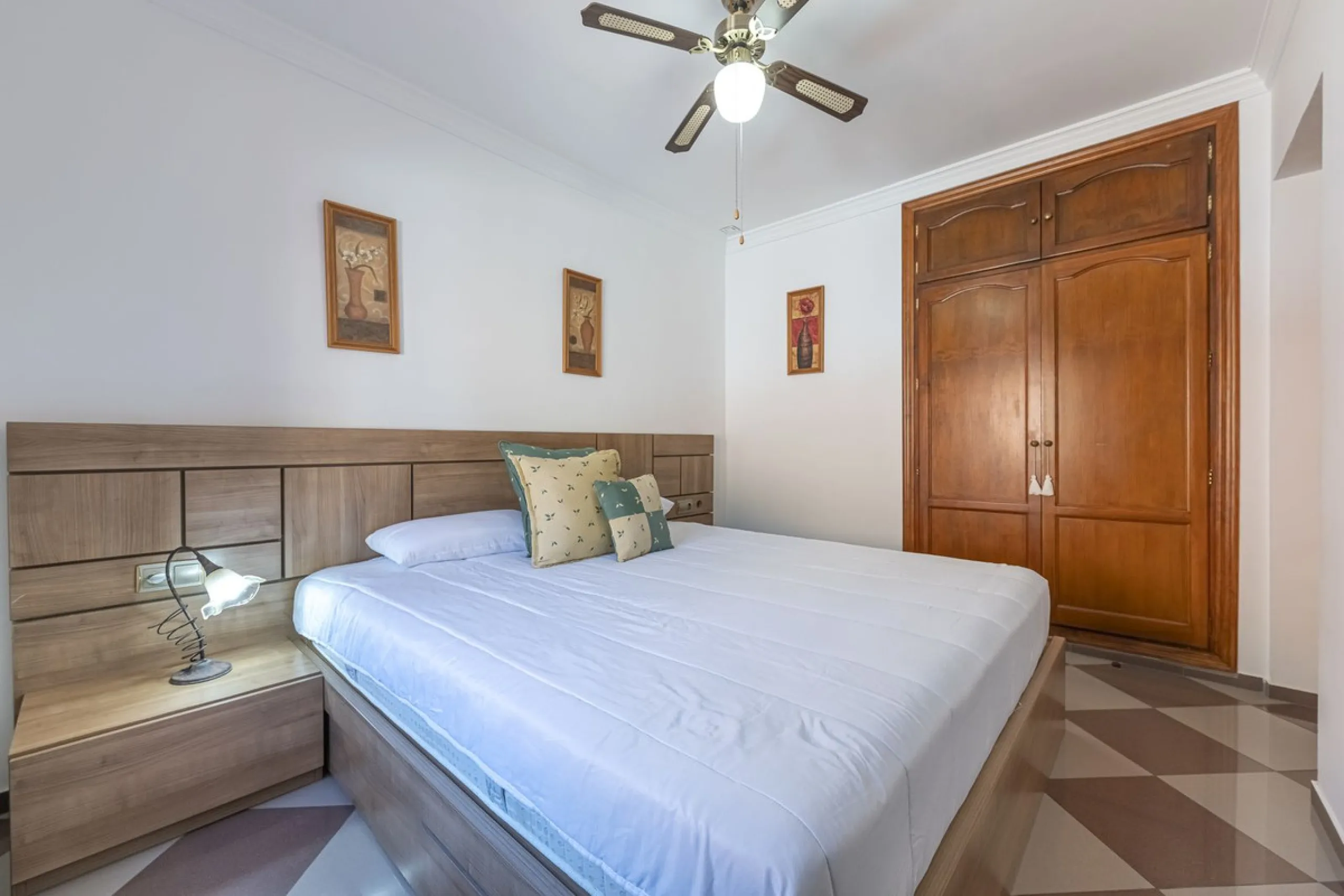 We present an attractive two-storey property combining comfort and functionality, ideal for families or as an investment thanks to the flat on the ground floor ready to rent.