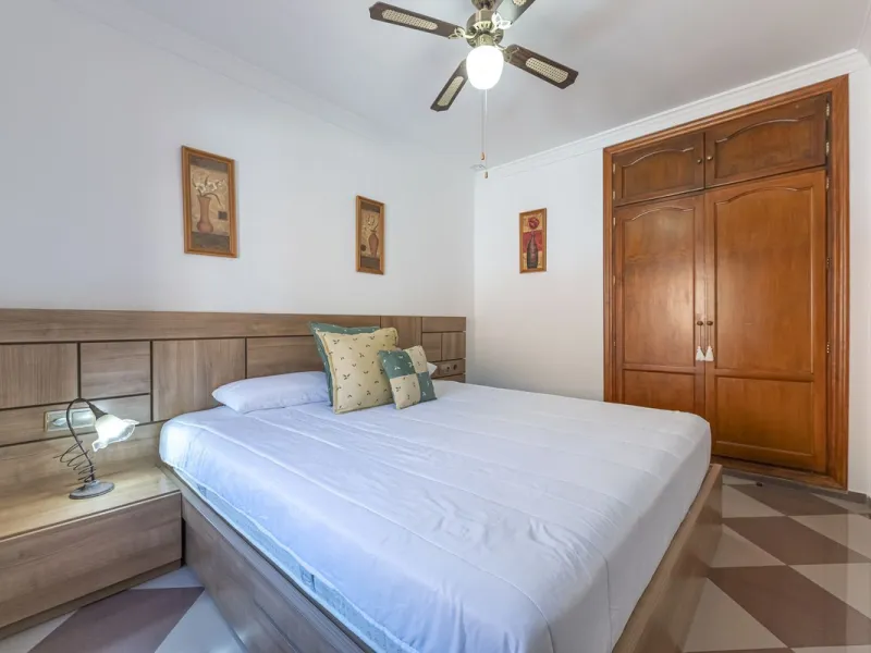 We present an attractive two-storey property combining comfort and functionality, ideal for families or as an investment thanks to the flat on the ground floor ready to rent.