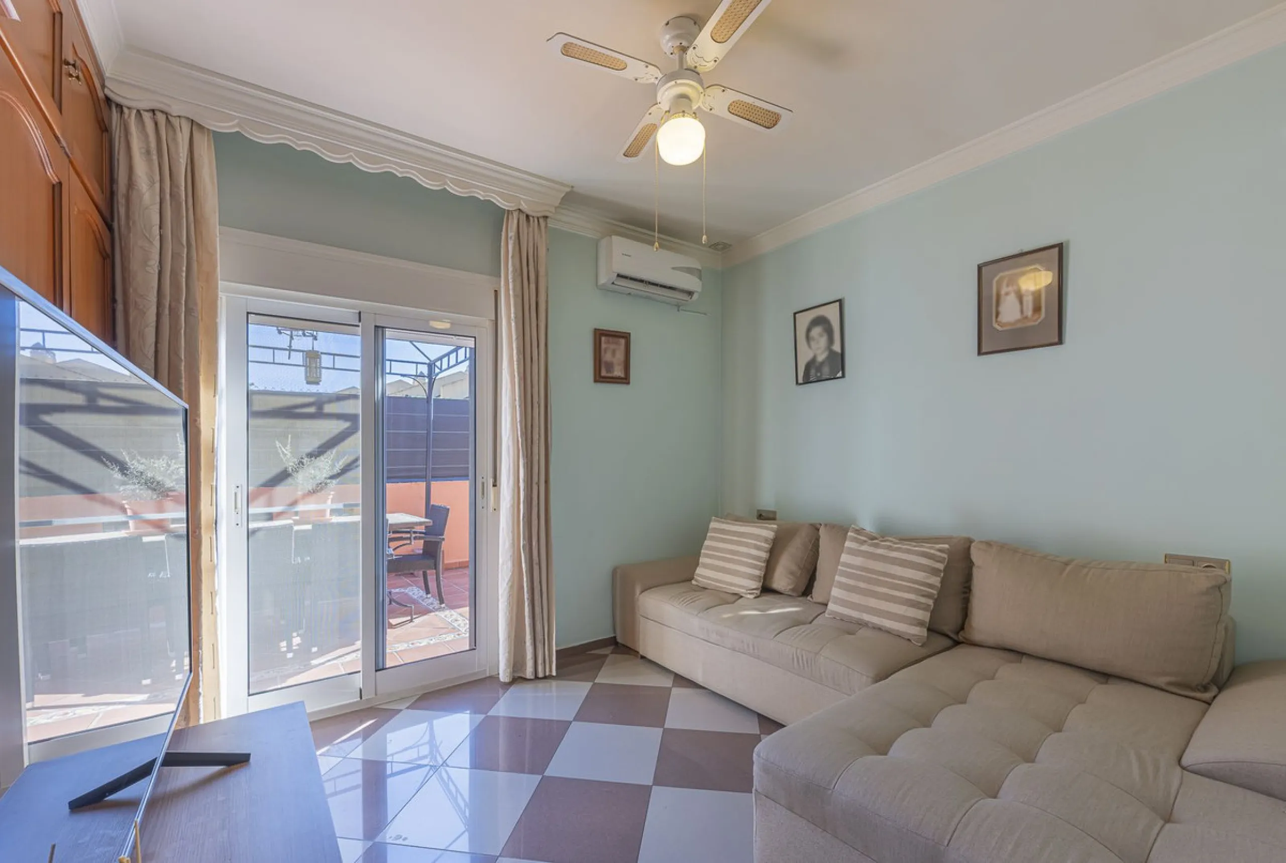 We present an attractive two-storey property combining comfort and functionality, ideal for families or as an investment thanks to the flat on the ground floor ready to rent.