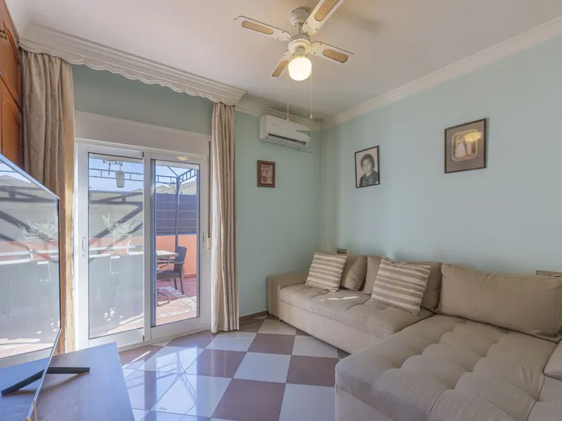 We present an attractive two-storey property combining comfort and functionality, ideal for families or as an investment thanks to the flat on the ground floor ready to rent.
