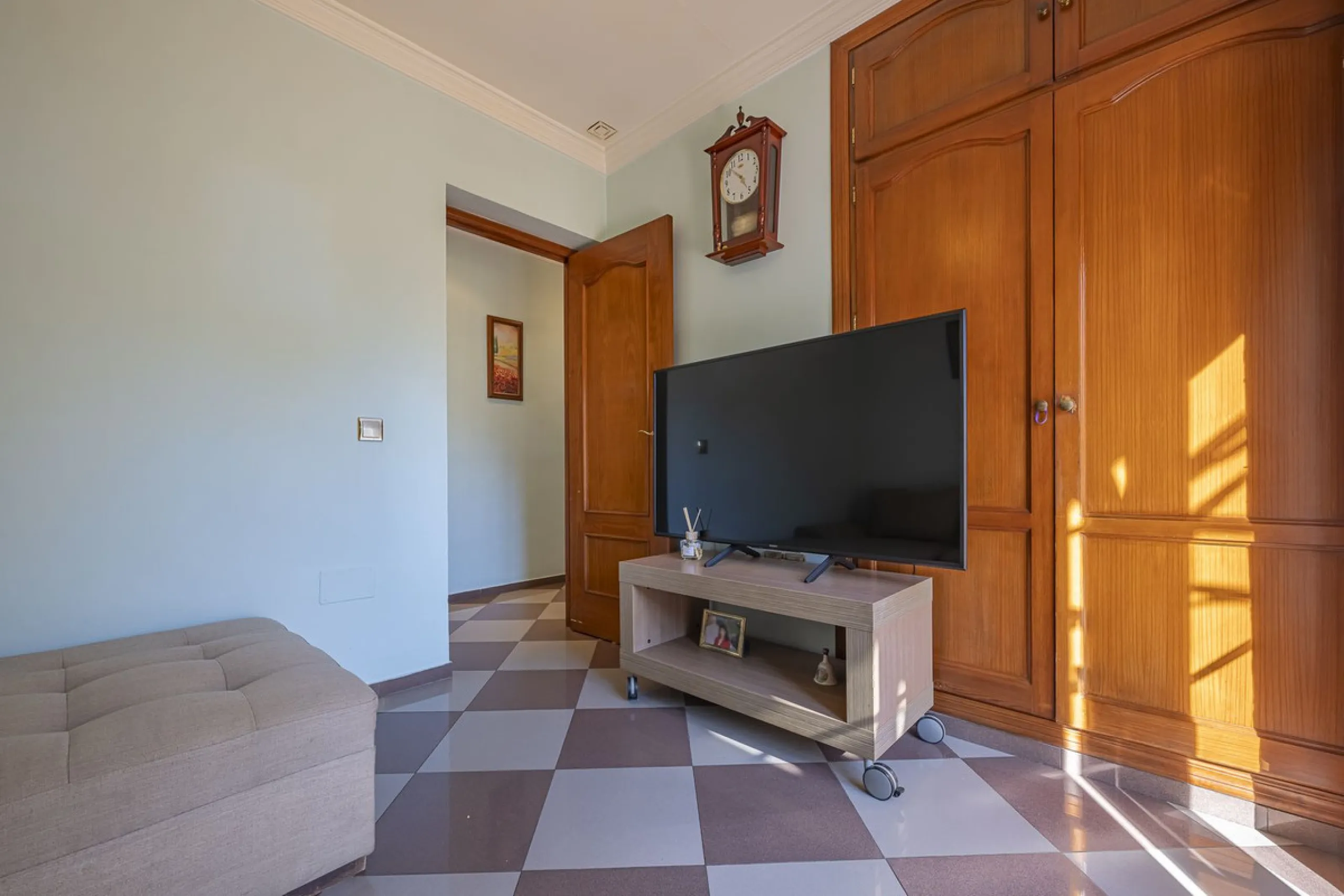 We present an attractive two-storey property combining comfort and functionality, ideal for families or as an investment thanks to the flat on the ground floor ready to rent.