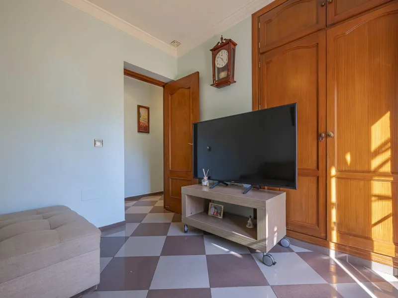 We present an attractive two-storey property combining comfort and functionality, ideal for families or as an investment thanks to the flat on the ground floor ready to rent.