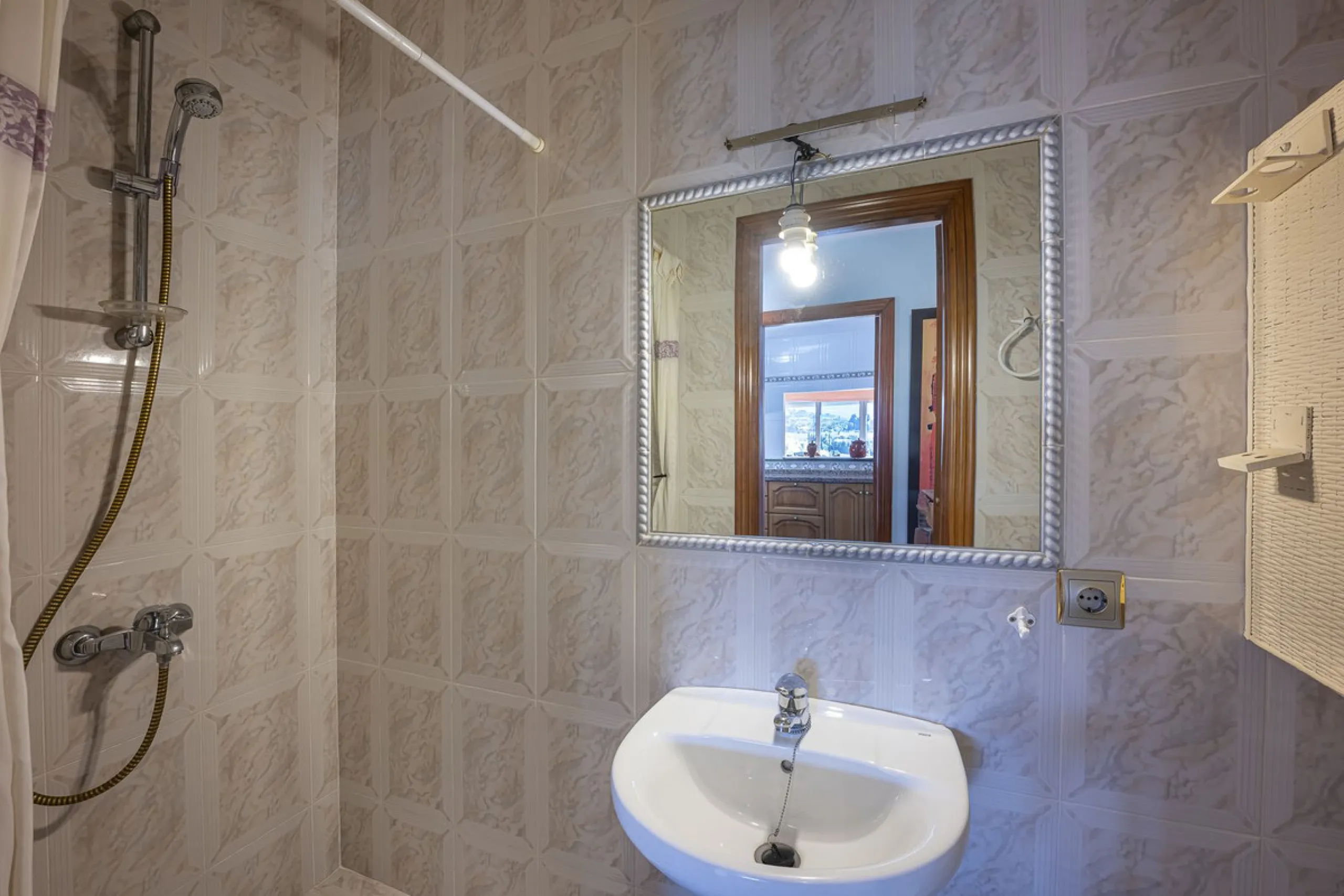 We present an attractive two-storey property combining comfort and functionality, ideal for families or as an investment thanks to the flat on the ground floor ready to rent.