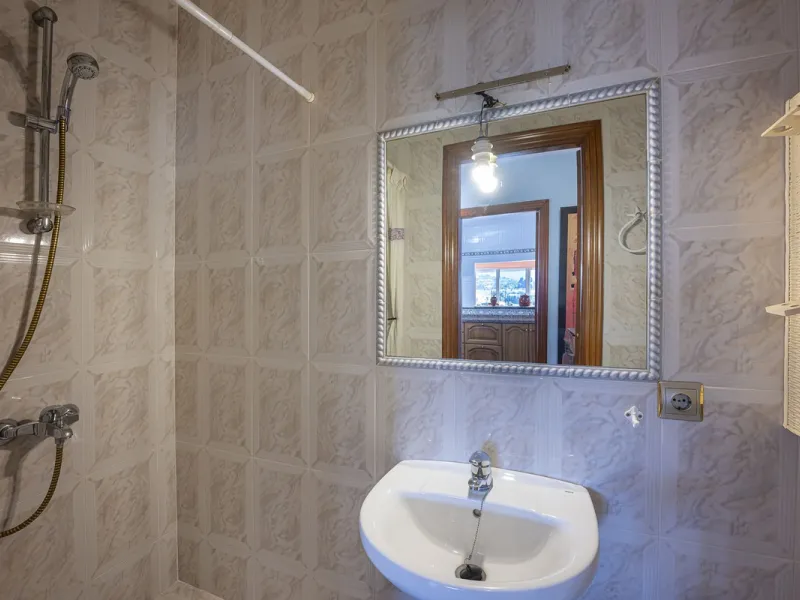 We present an attractive two-storey property combining comfort and functionality, ideal for families or as an investment thanks to the flat on the ground floor ready to rent.