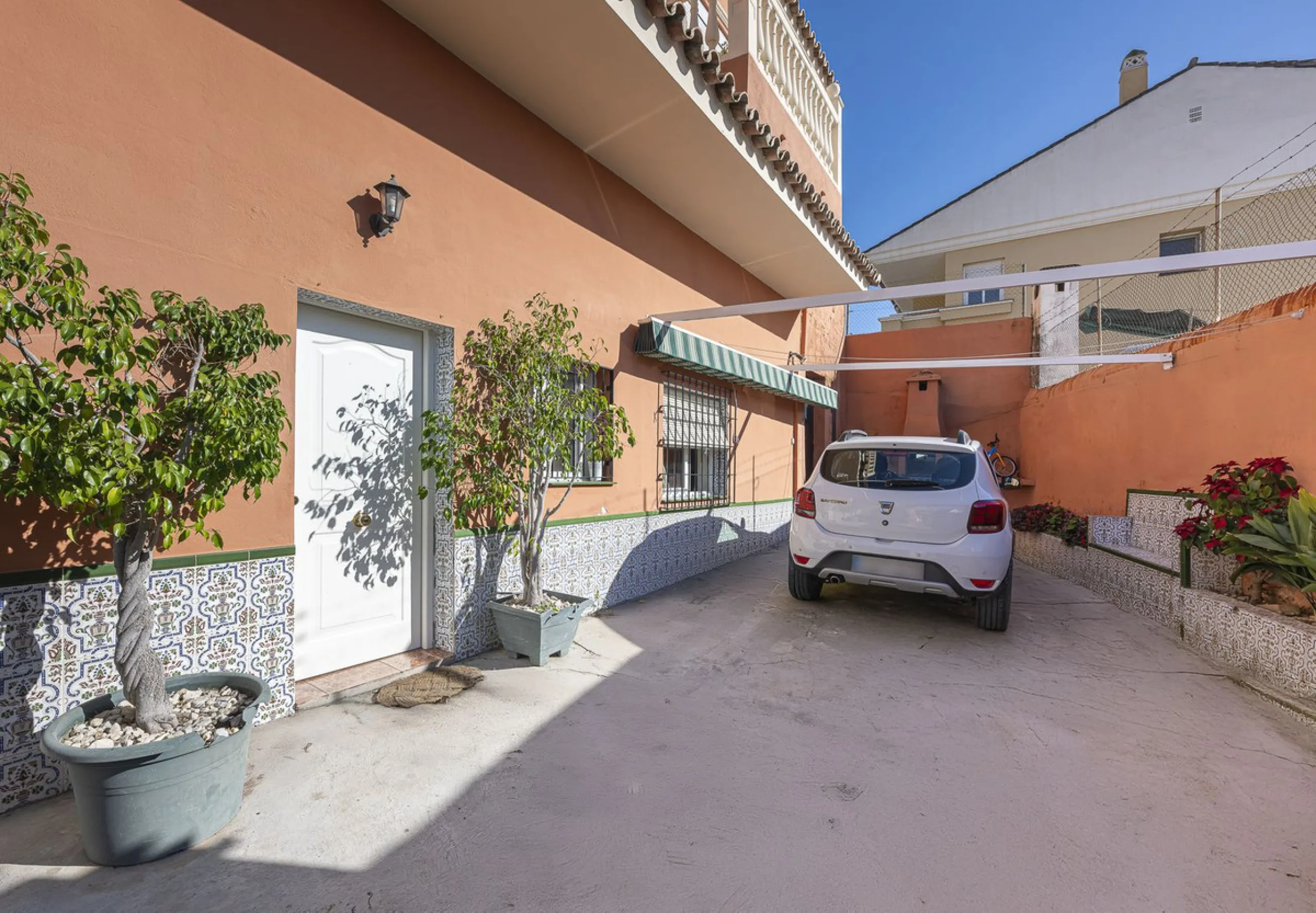 We present an attractive two-storey property combining comfort and functionality, ideal for families or as an investment thanks to the flat on the ground floor ready to rent.