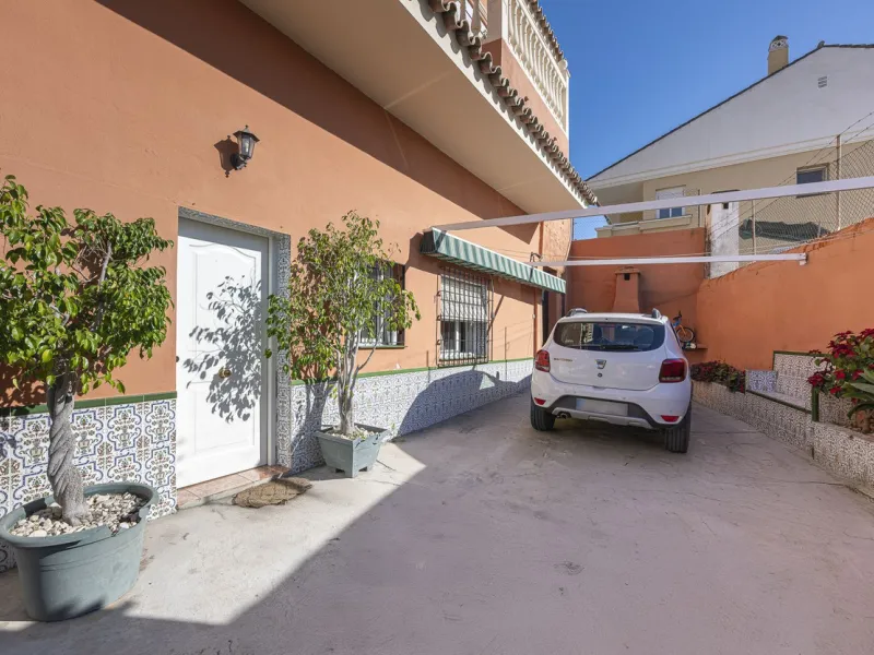 We present an attractive two-storey property combining comfort and functionality, ideal for families or as an investment thanks to the flat on the ground floor ready to rent.