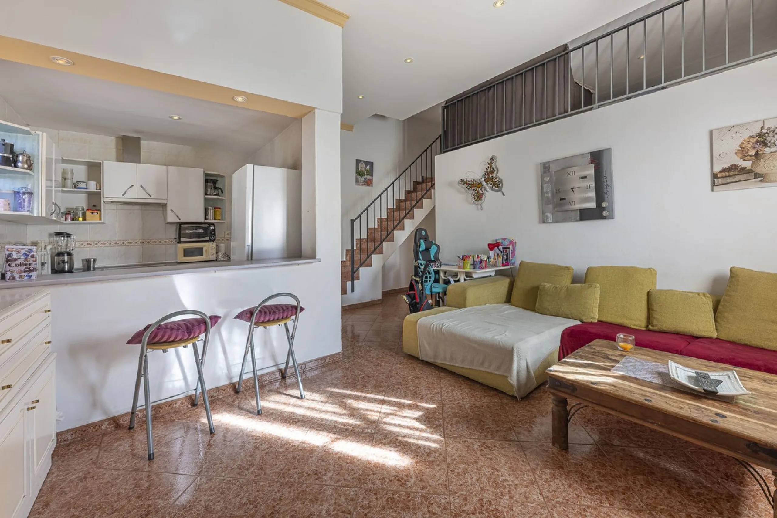 We present an attractive two-storey property combining comfort and functionality, ideal for families or as an investment thanks to the flat on the ground floor ready to rent.