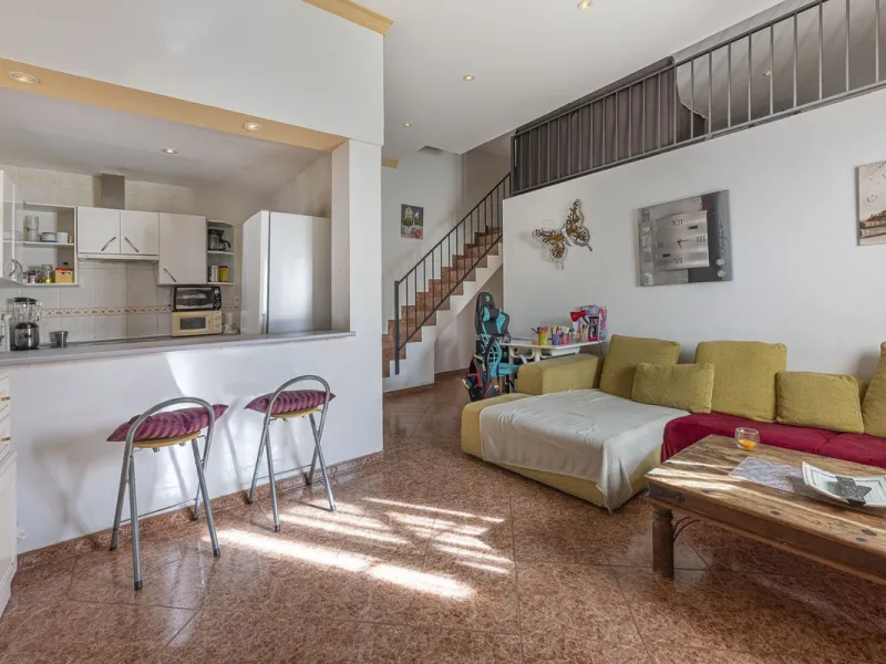 We present an attractive two-storey property combining comfort and functionality, ideal for families or as an investment thanks to the flat on the ground floor ready to rent.
