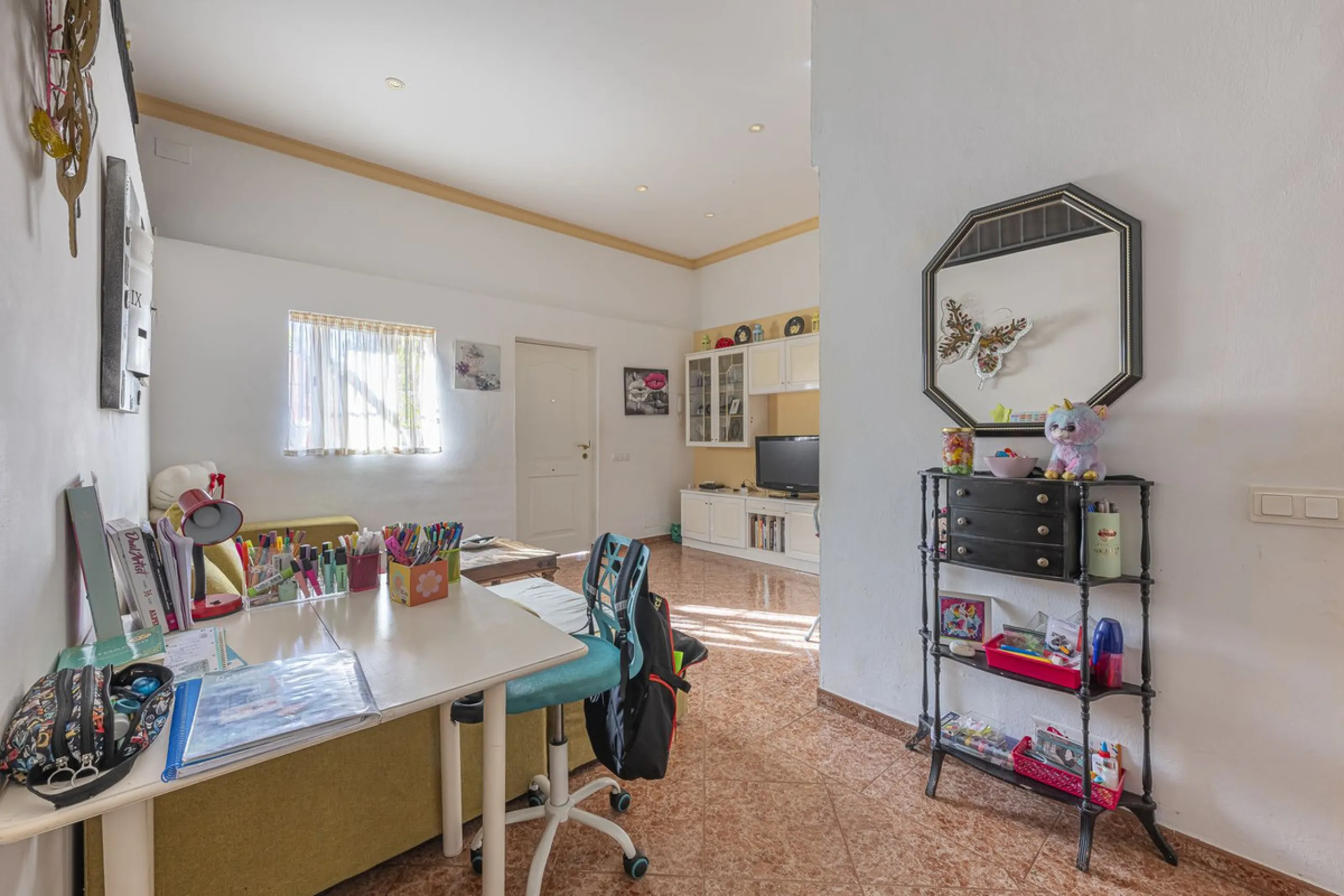We present an attractive two-storey property combining comfort and functionality, ideal for families or as an investment thanks to the flat on the ground floor ready to rent.