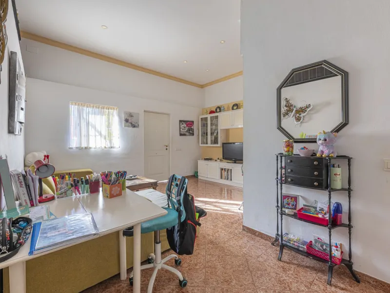 We present an attractive two-storey property combining comfort and functionality, ideal for families or as an investment thanks to the flat on the ground floor ready to rent.