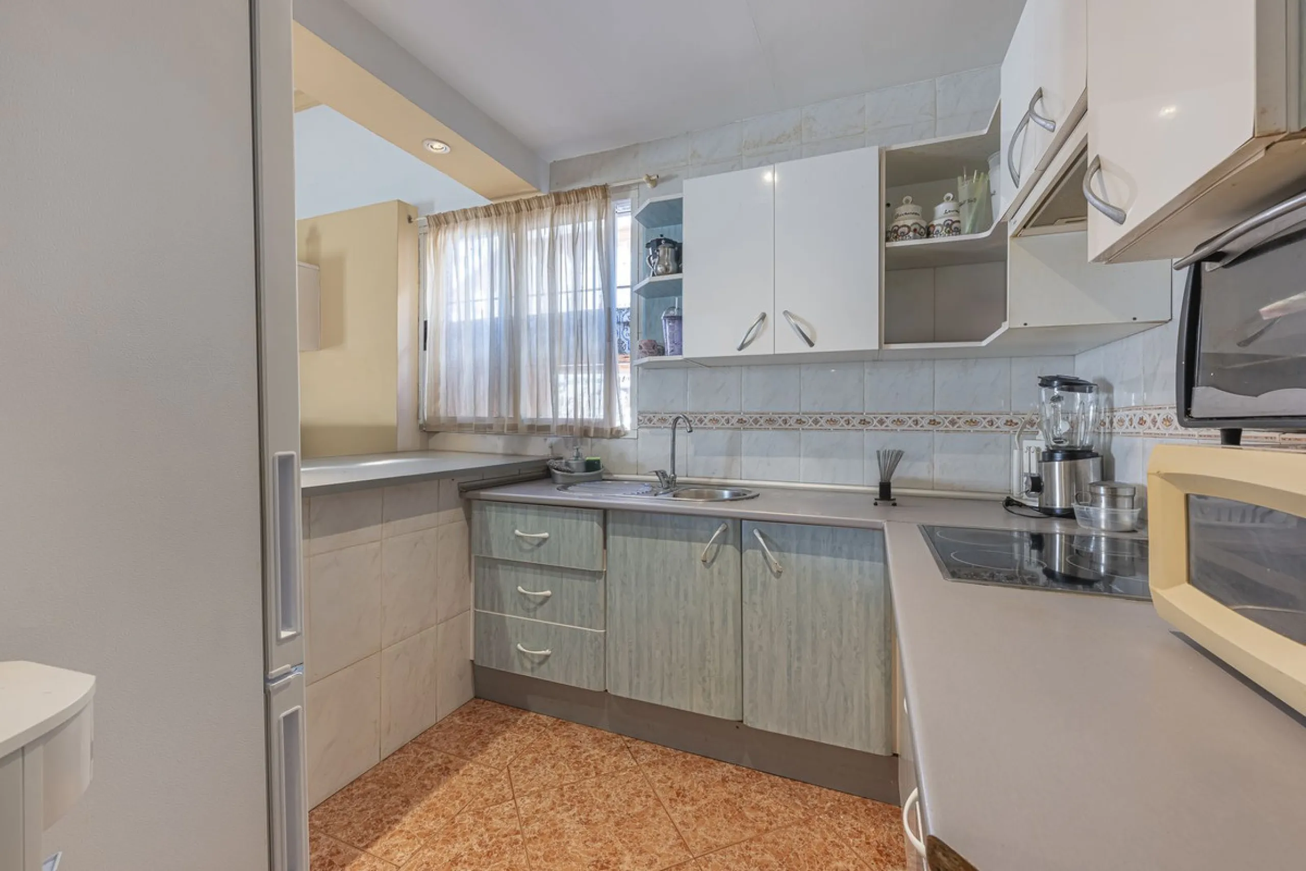We present an attractive two-storey property combining comfort and functionality, ideal for families or as an investment thanks to the flat on the ground floor ready to rent.
