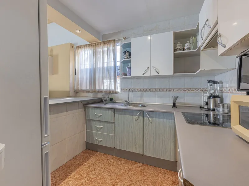 We present an attractive two-storey property combining comfort and functionality, ideal for families or as an investment thanks to the flat on the ground floor ready to rent.