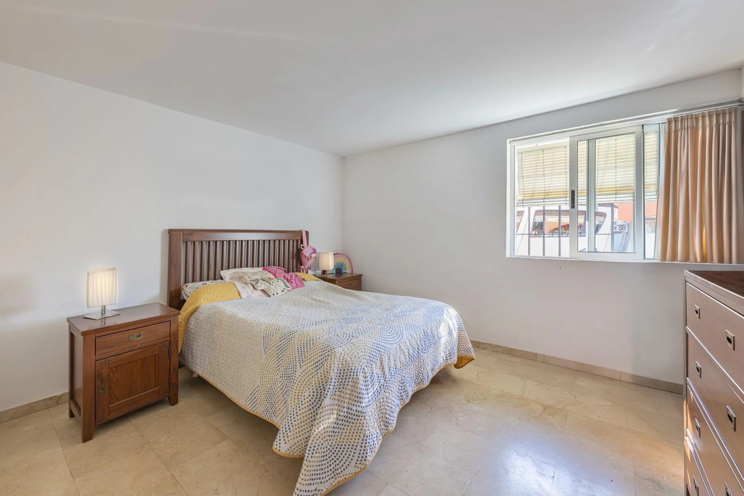 We present an attractive two-storey property combining comfort and functionality, ideal for families or as an investment thanks to the flat on the ground floor ready to rent.
