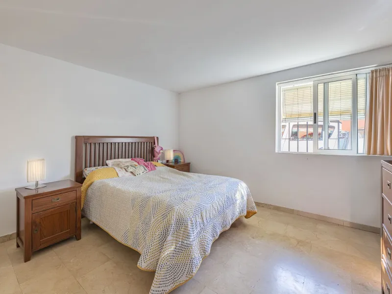 We present an attractive two-storey property combining comfort and functionality, ideal for families or as an investment thanks to the flat on the ground floor ready to rent.