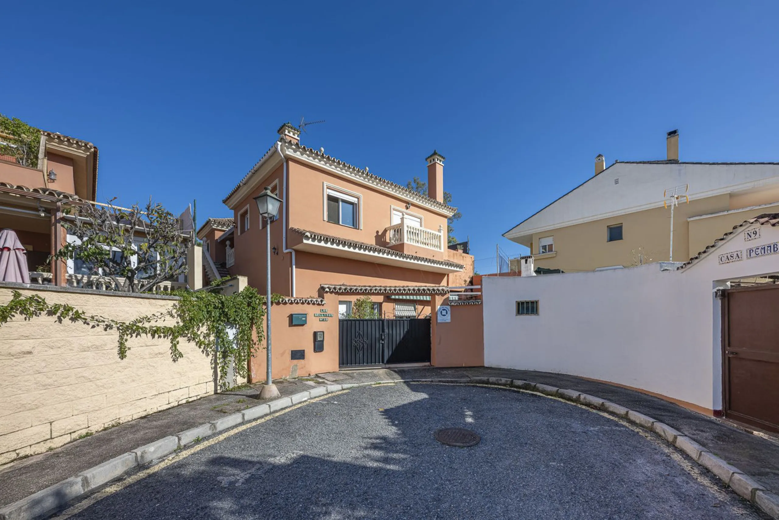 We present an attractive two-storey property combining comfort and functionality, ideal for families or as an investment thanks to the flat on the ground floor ready to rent.