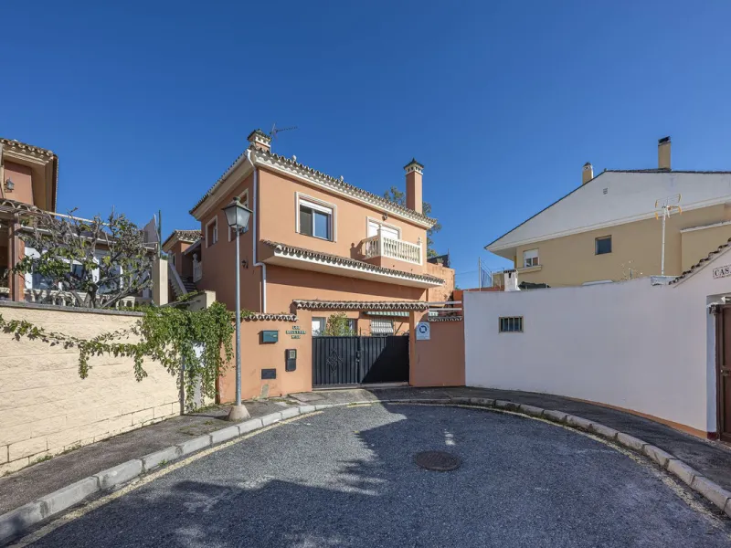 We present an attractive two-storey property combining comfort and functionality, ideal for families or as an investment thanks to the flat on the ground floor ready to rent.