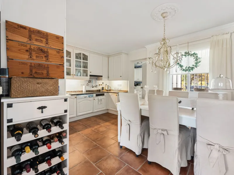 House - Townhouse в продаже в Marbella, Málaga. В доме 3 спален и 3 ванных комнат. Площадь дома 100 м²