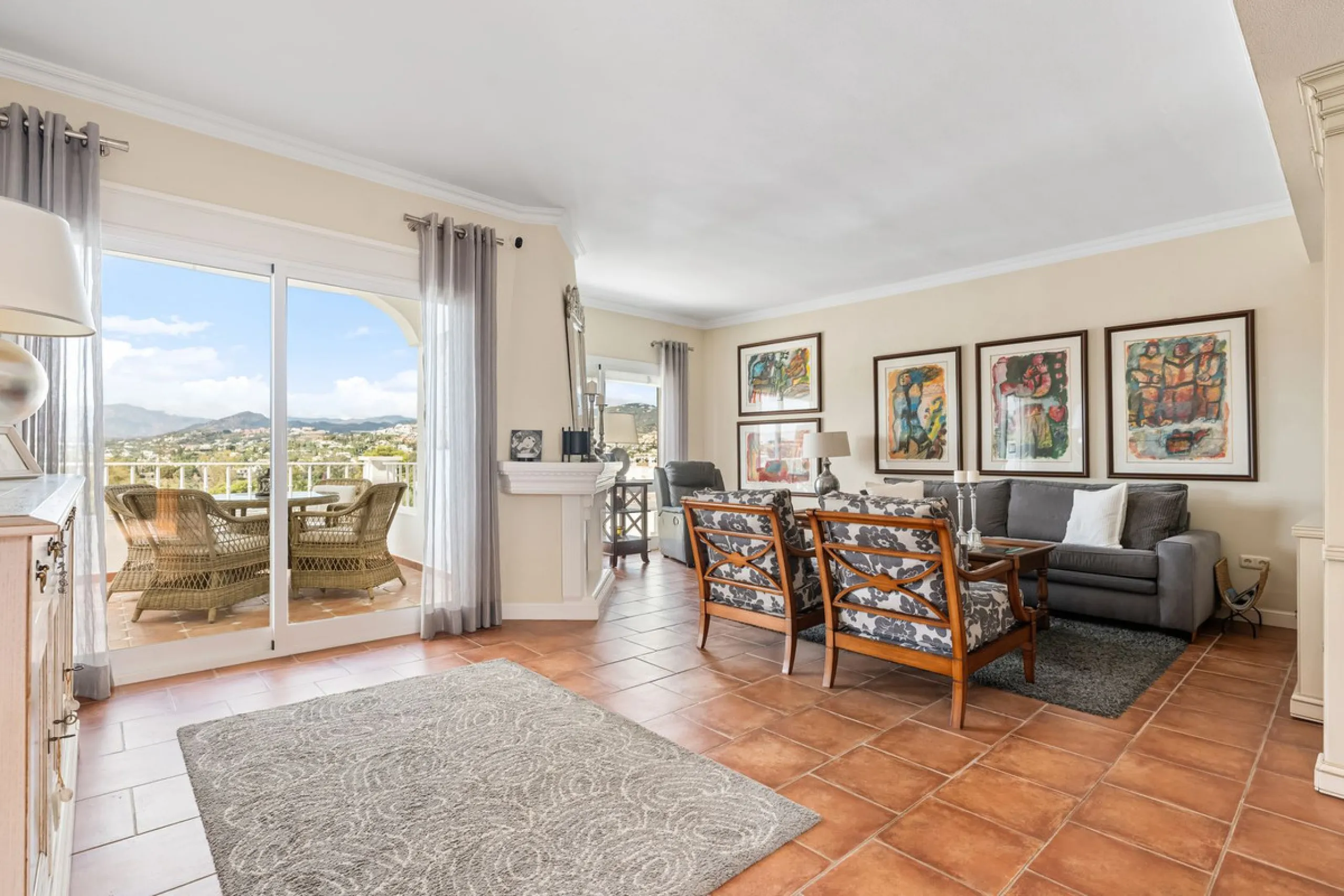 House - Townhouse в продаже в Marbella, Málaga. В доме 3 спален и 3 ванных комнат. Площадь дома 100 м²