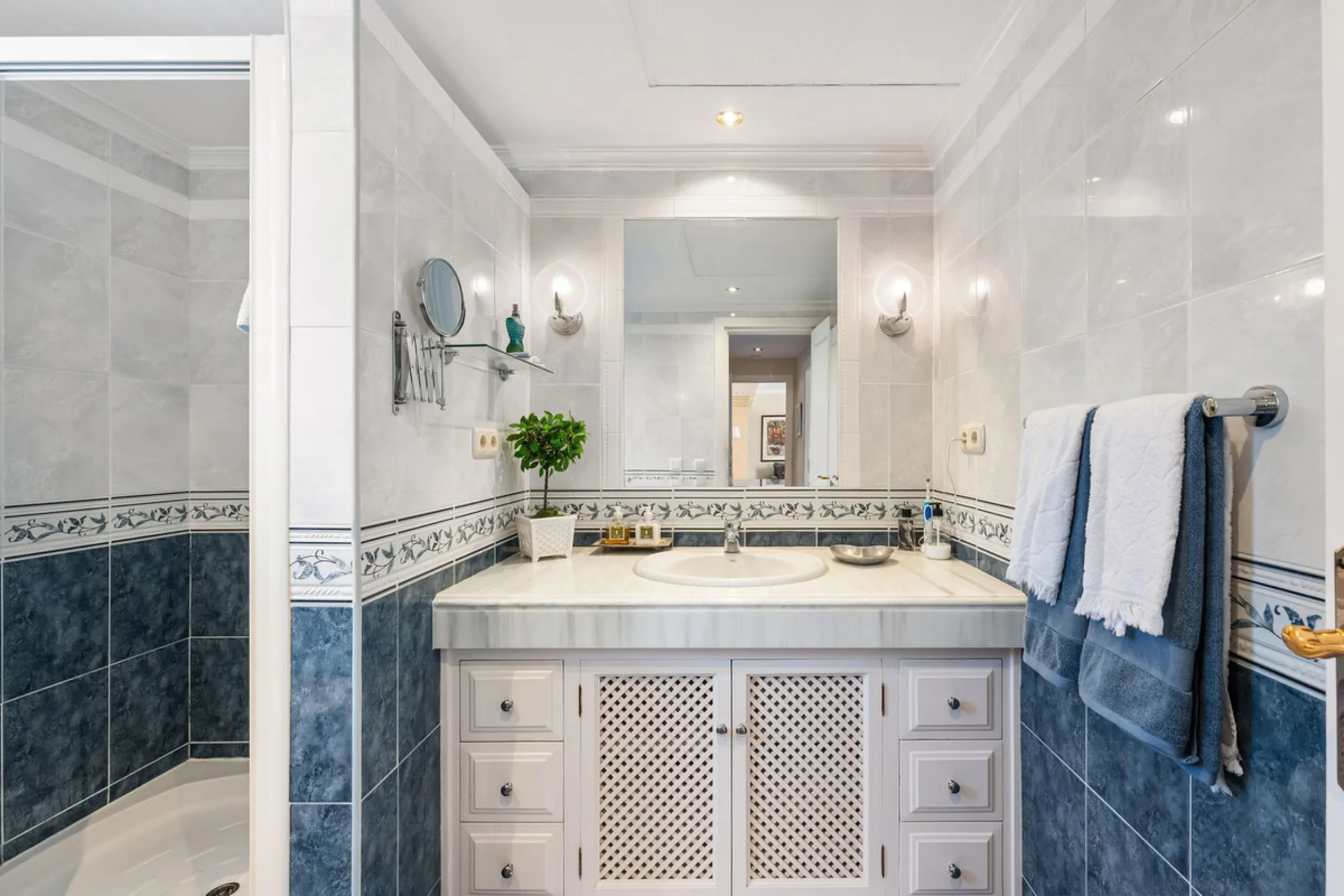 House - Townhouse в продаже в Marbella, Málaga. В доме 3 спален и 3 ванных комнат. Площадь дома 100 м²