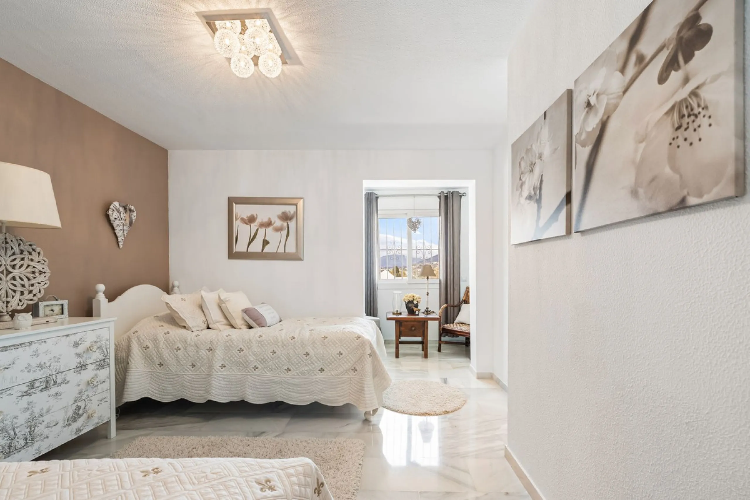 House - Townhouse в продаже в Marbella, Málaga. В доме 3 спален и 3 ванных комнат. Площадь дома 100 м²