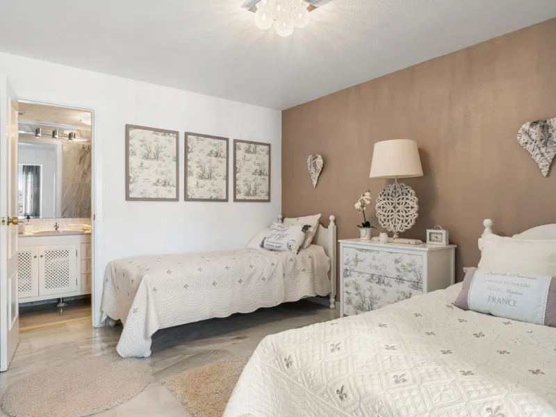 House - Townhouse в продаже в Marbella, Málaga. В доме 3 спален и 3 ванных комнат. Площадь дома 100 м²