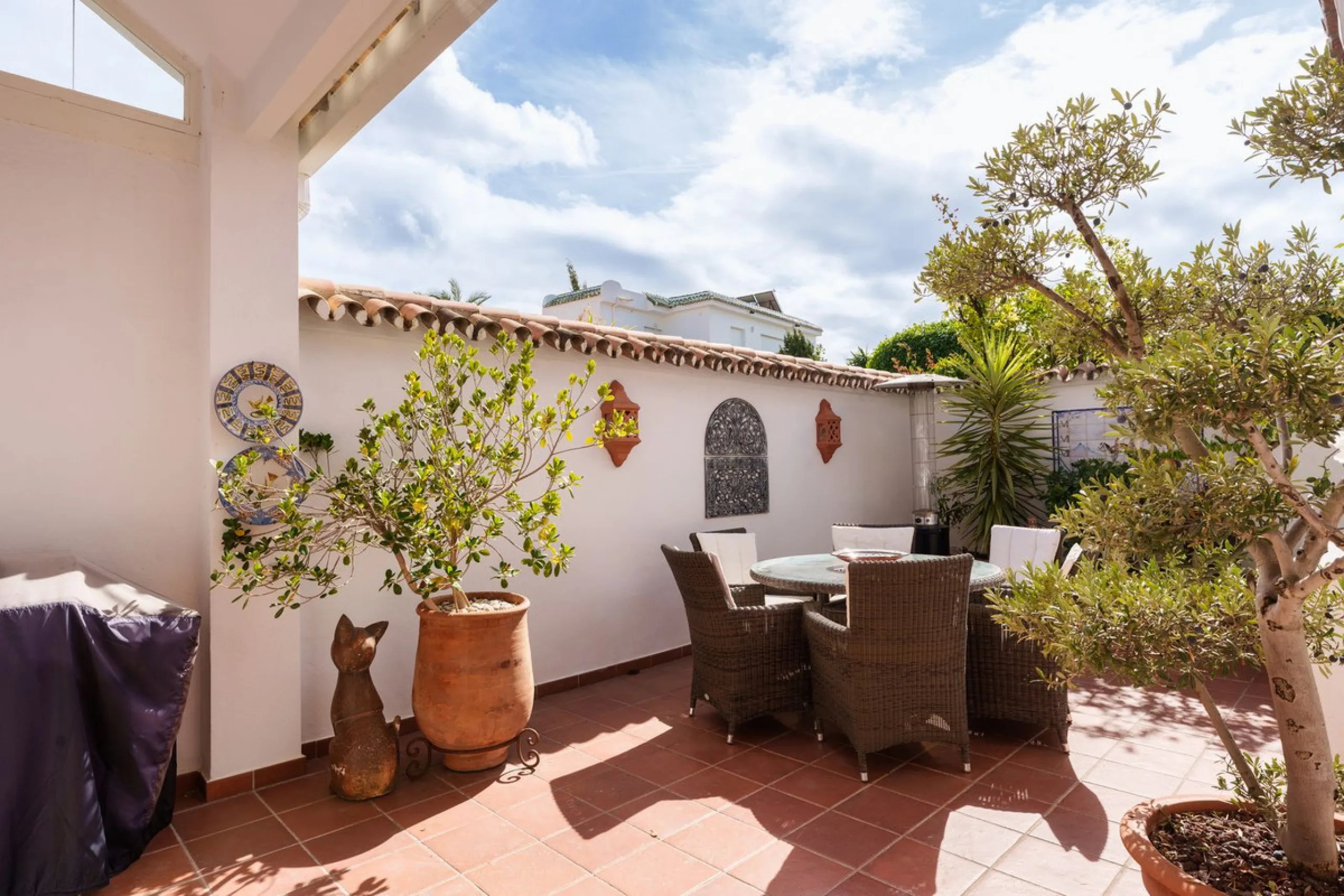 House - Townhouse в продаже в Marbella, Málaga. В доме 3 спален и 3 ванных комнат. Площадь дома 100 м²