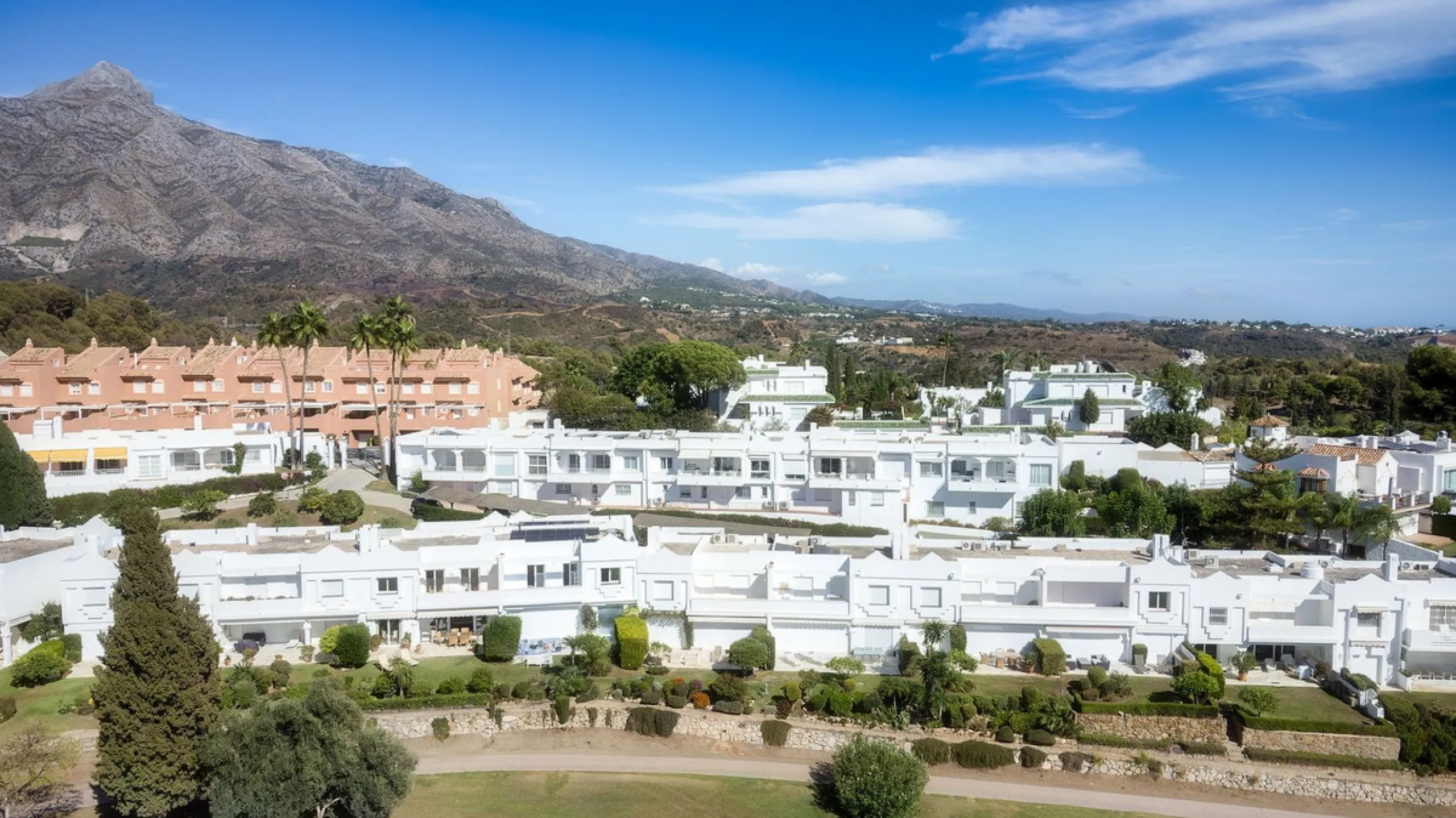 House - Townhouse в продаже в Marbella, Málaga. В доме 3 спален и 3 ванных комнат. Площадь дома 100 м²