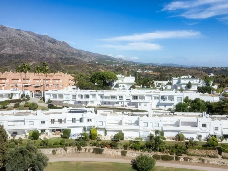 House - Townhouse в продаже в Marbella, Málaga. В доме 3 спален и 3 ванных комнат. Площадь дома 100 м²