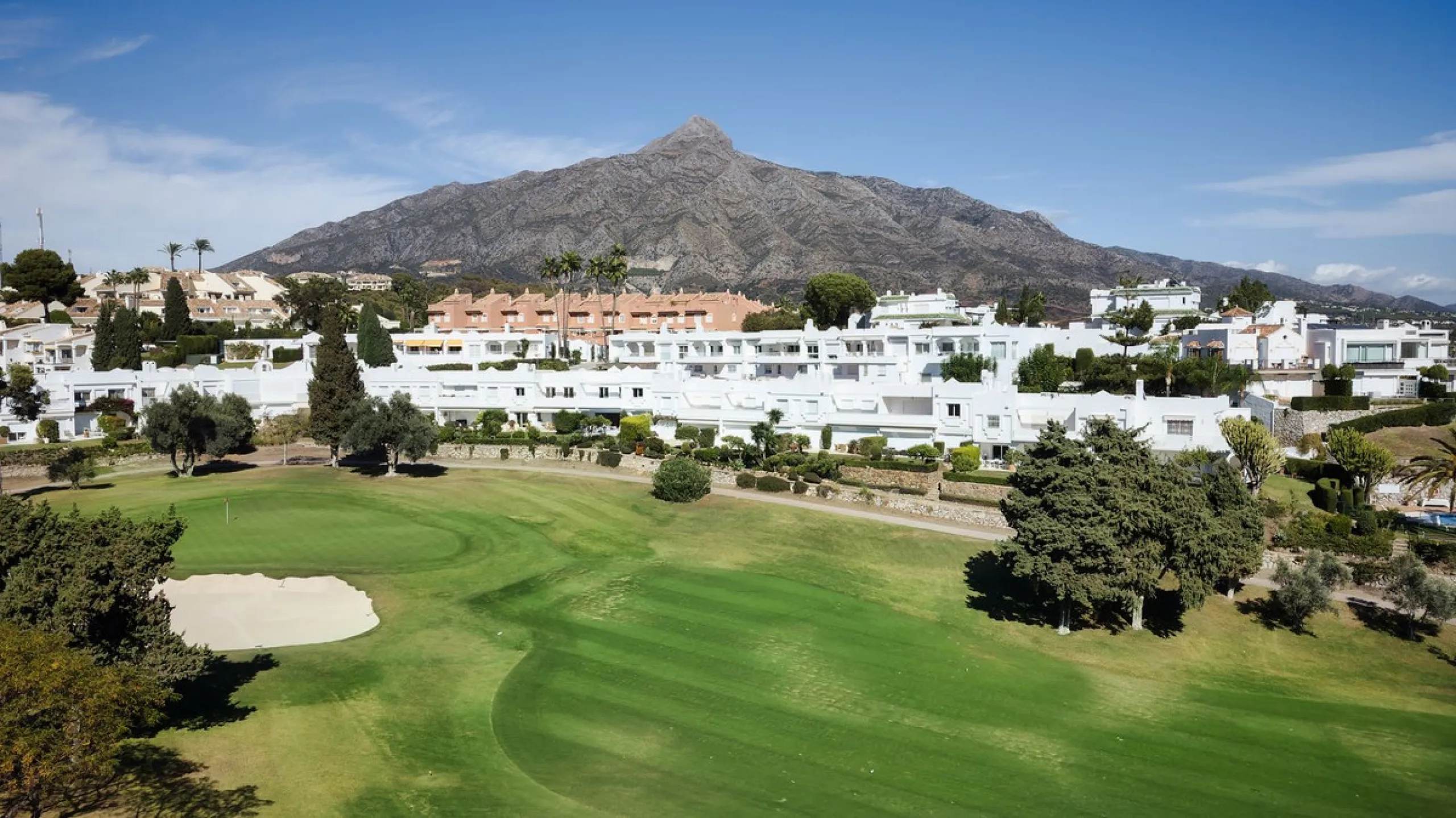 House - Townhouse в продаже в Marbella, Málaga. В доме 3 спален и 3 ванных комнат. Площадь дома 100 м²