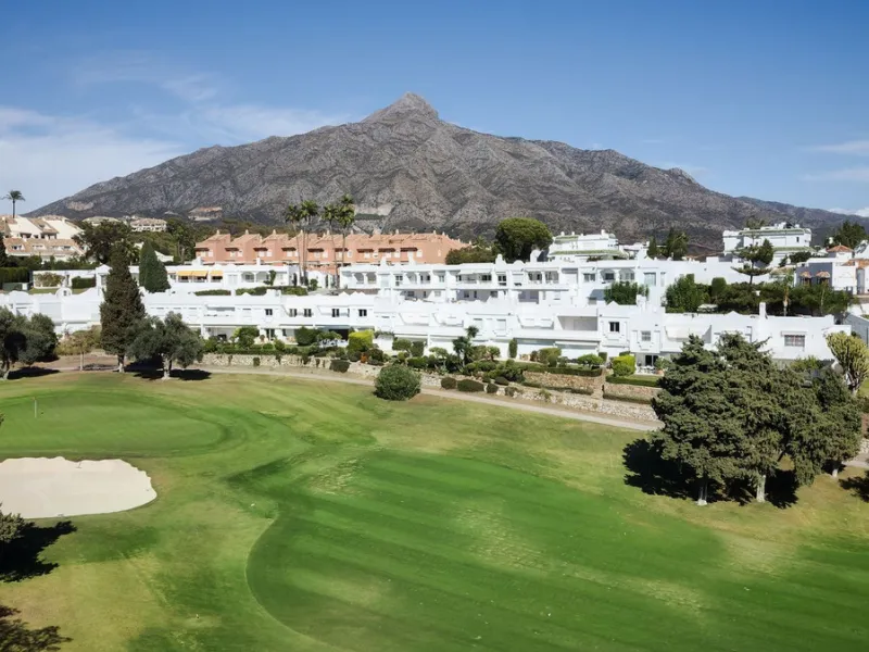 House - Townhouse в продаже в Marbella, Málaga. В доме 3 спален и 3 ванных комнат. Площадь дома 100 м²
