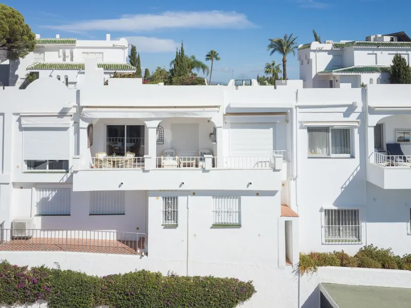 House - Townhouse в продаже в Marbella, Málaga. В доме 3 спален и 3 ванных комнат. Площадь дома 100 м²