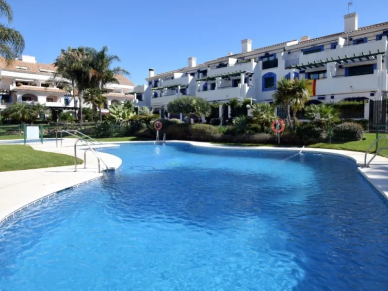 This fully renovated ground floor apartment is located in Nueva Alcántara, on the sought-after Costa del Sol, and offers an ideal combination of comfort, style and prime location. With a constructed area of ​​109 m², it has 3 large bedrooms and 2 modern b