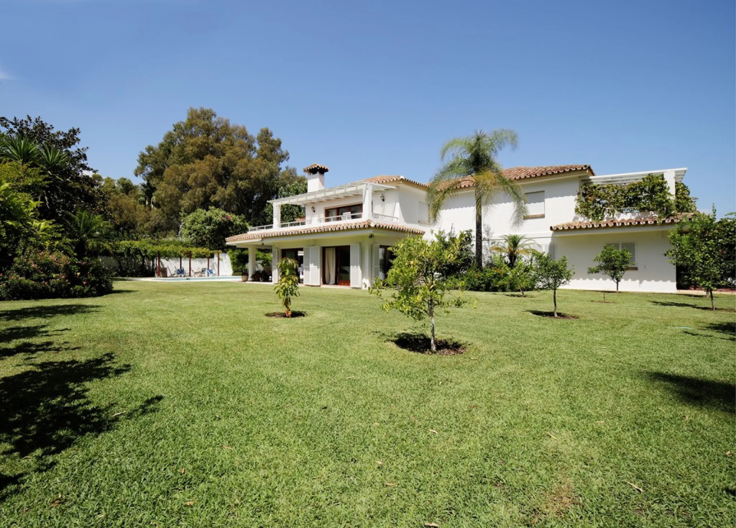 House - Detached Villa в продаже в Estepona, Málaga. В доме 5 спален и 4 ванных комнат. Площадь дома 698 м². Площадь участка 1200 м²