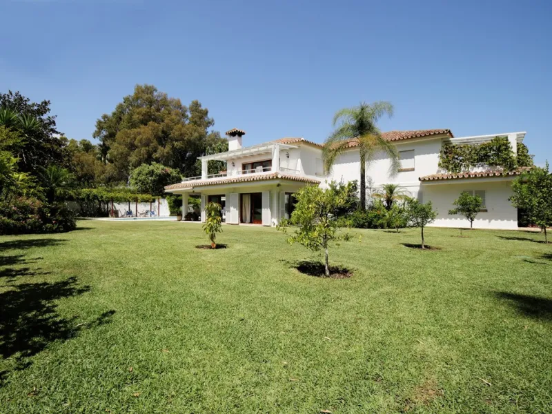 House - Detached Villa в продаже в Estepona, Málaga. В доме 5 спален и 4 ванных комнат. Площадь дома 698 м². Площадь участка 1200 м²
