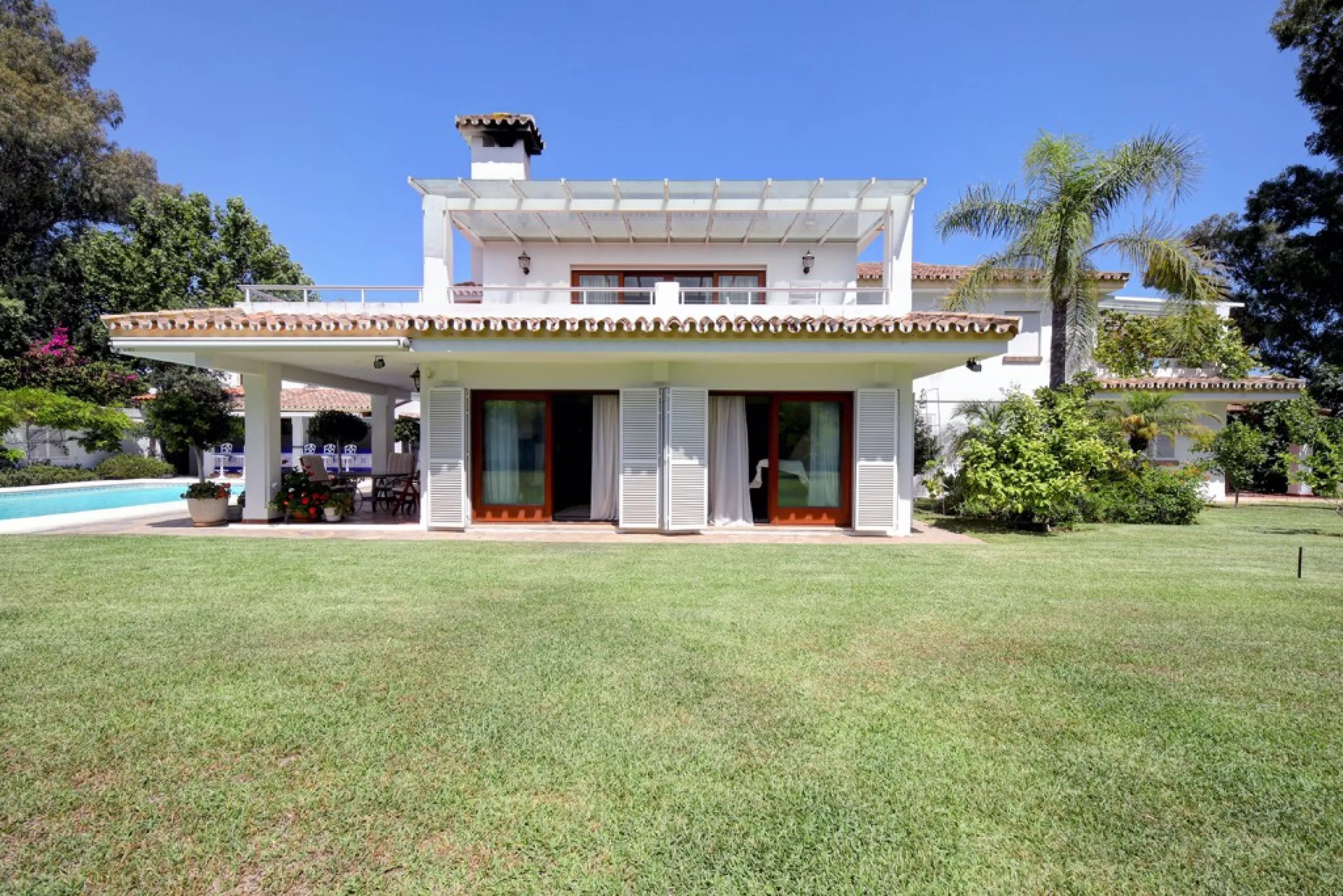 House - Detached Villa в продаже в Estepona, Málaga. В доме 5 спален и 4 ванных комнат. Площадь дома 698 м². Площадь участка 1200 м²